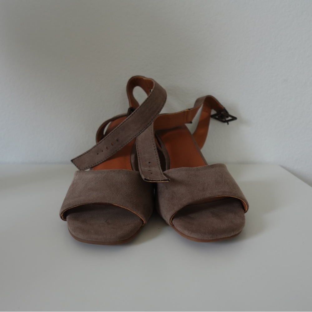 Universal Thread Gray/Tan Heels